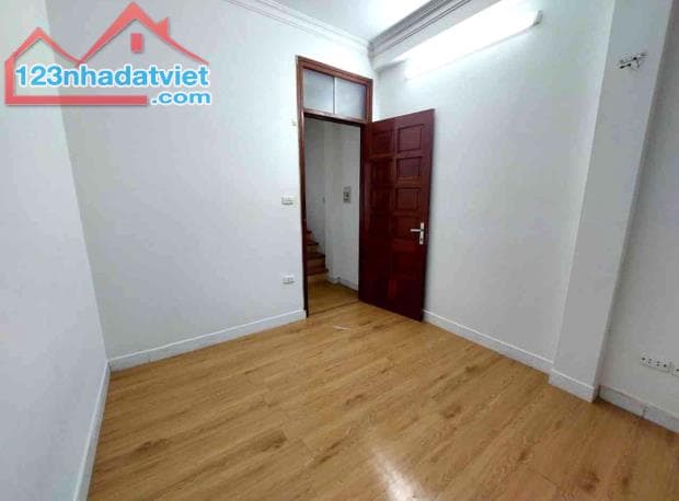 TẦM TIỀN HƠN 5 TỶ CÓ NHÀ SÁT HỒ ĐẦM TRÒN NGÕ 135 ĐỘI CẤN - NHÀ ĐẸP 5 TẦNG Ở NGAY- CỰC HIẾM