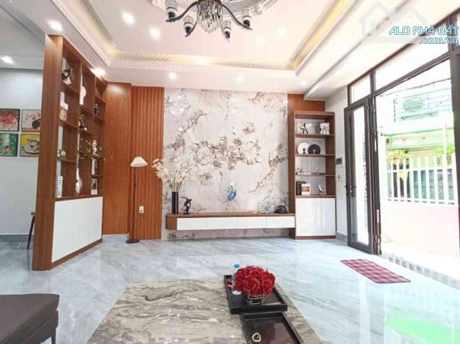 Bán nhà miếu hai xã 4 tầng lô góc ngõ rộng thênh thang