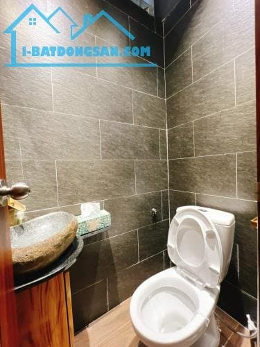 Bán nhà mặt tiền Thái Văn Lung, Q1, 30m2, 14 tỷ